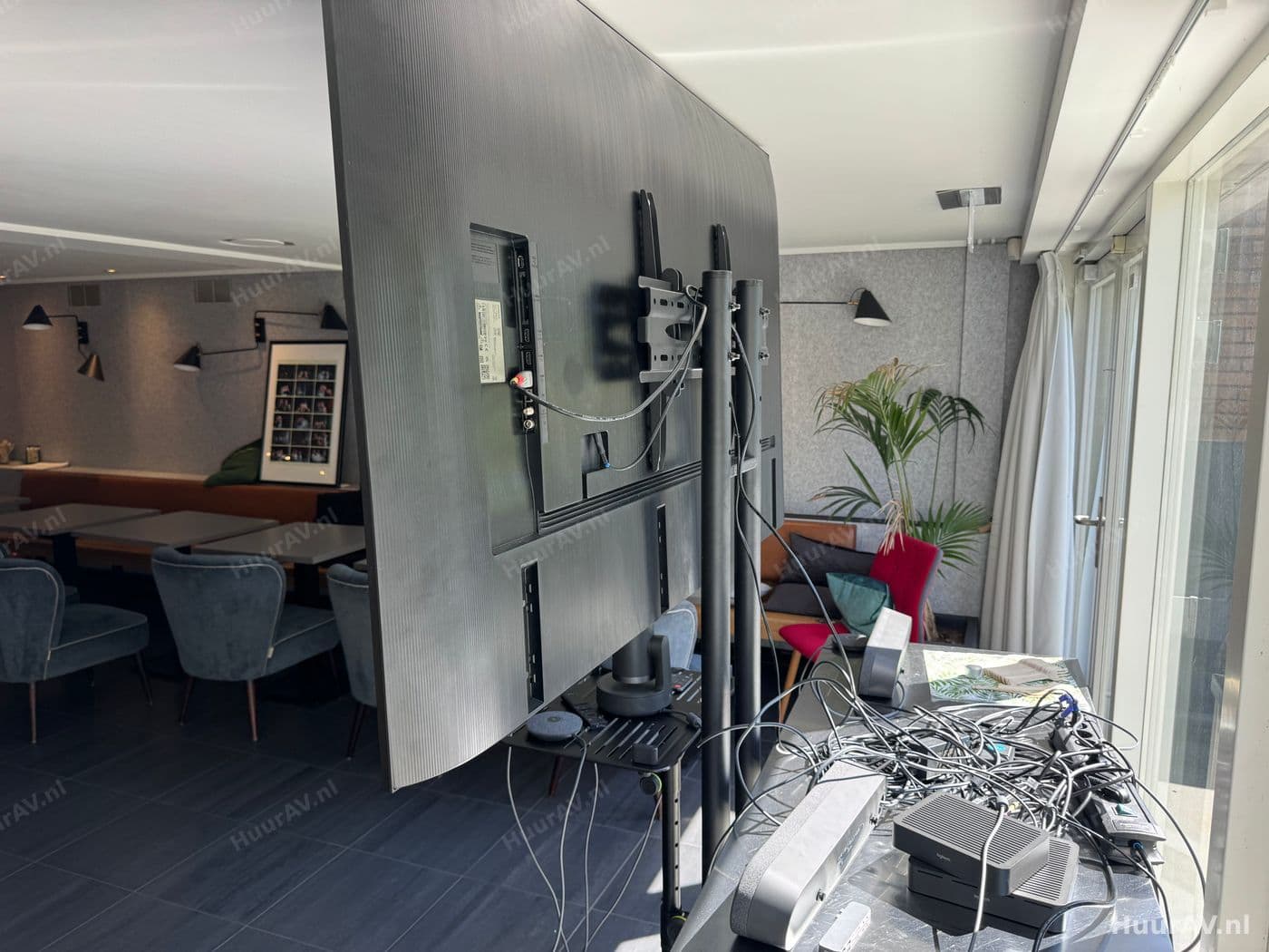 Hybride evenement met camera en scherm voor online deelnemers