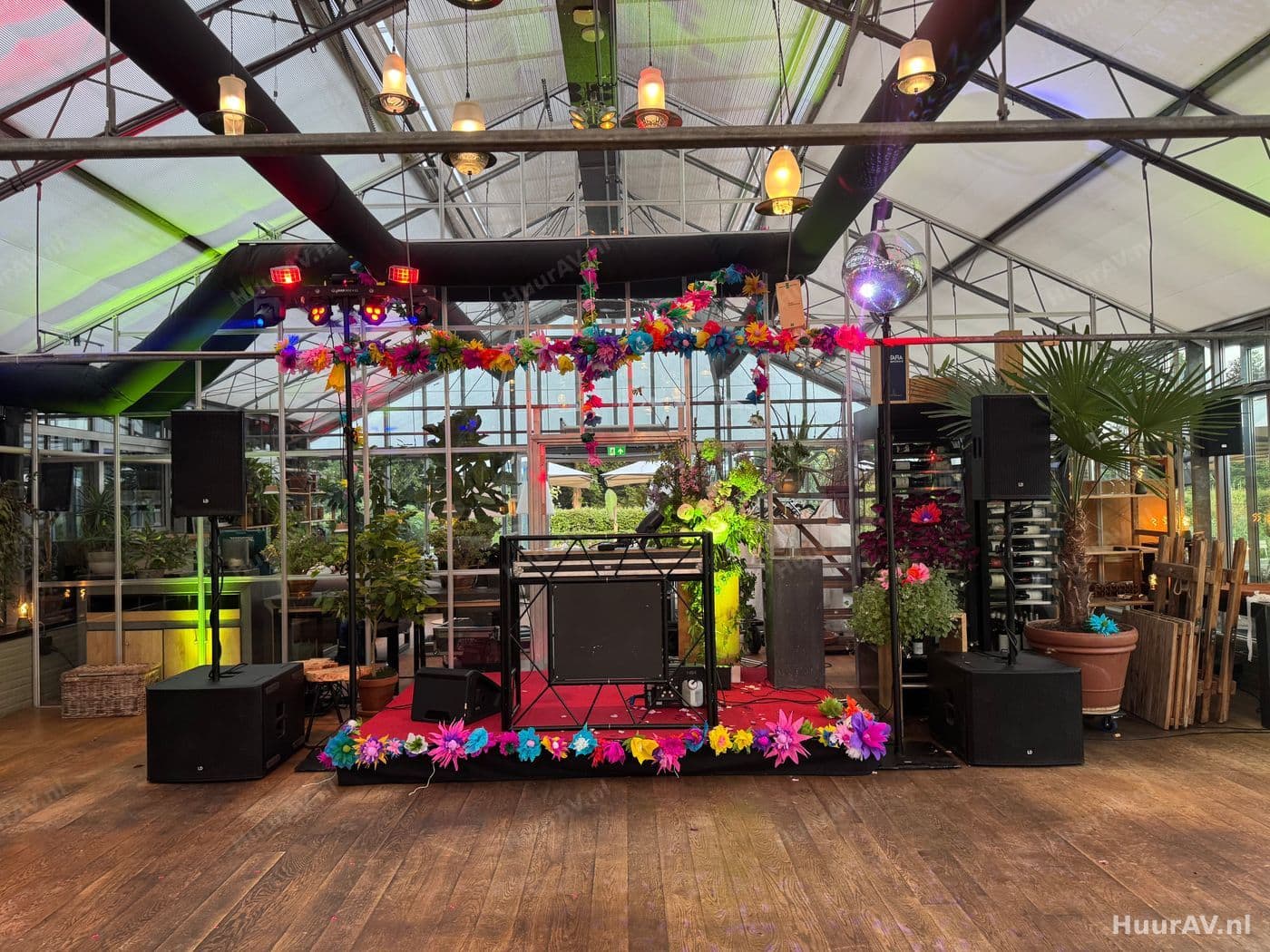 Buitenpodium met krachtige geluidsset en lichtshow