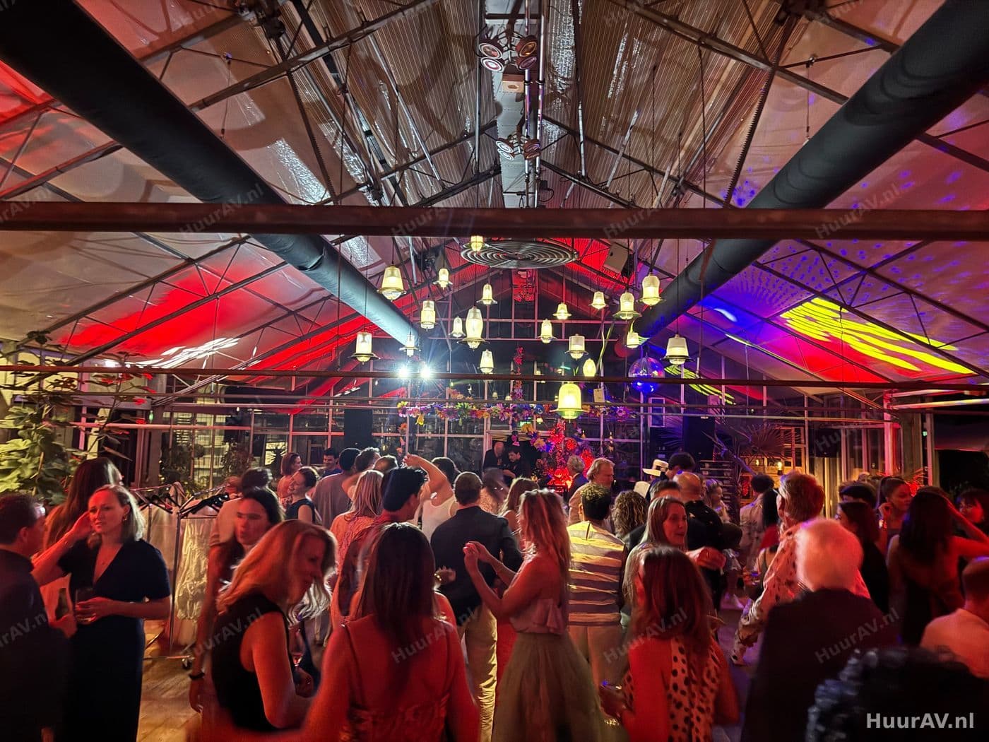 Bedrijfsfeest met een dansende menigte en sfeervolle verlichting