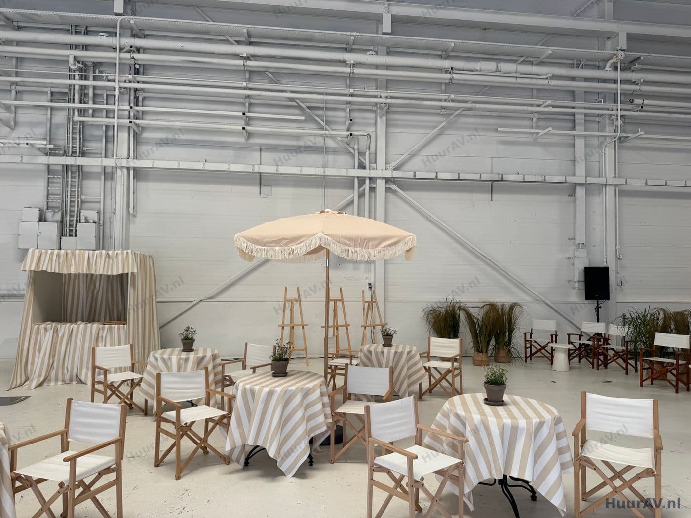 Productlancering met sfeervol licht en een groot scherm dat het nieuwe product onthult