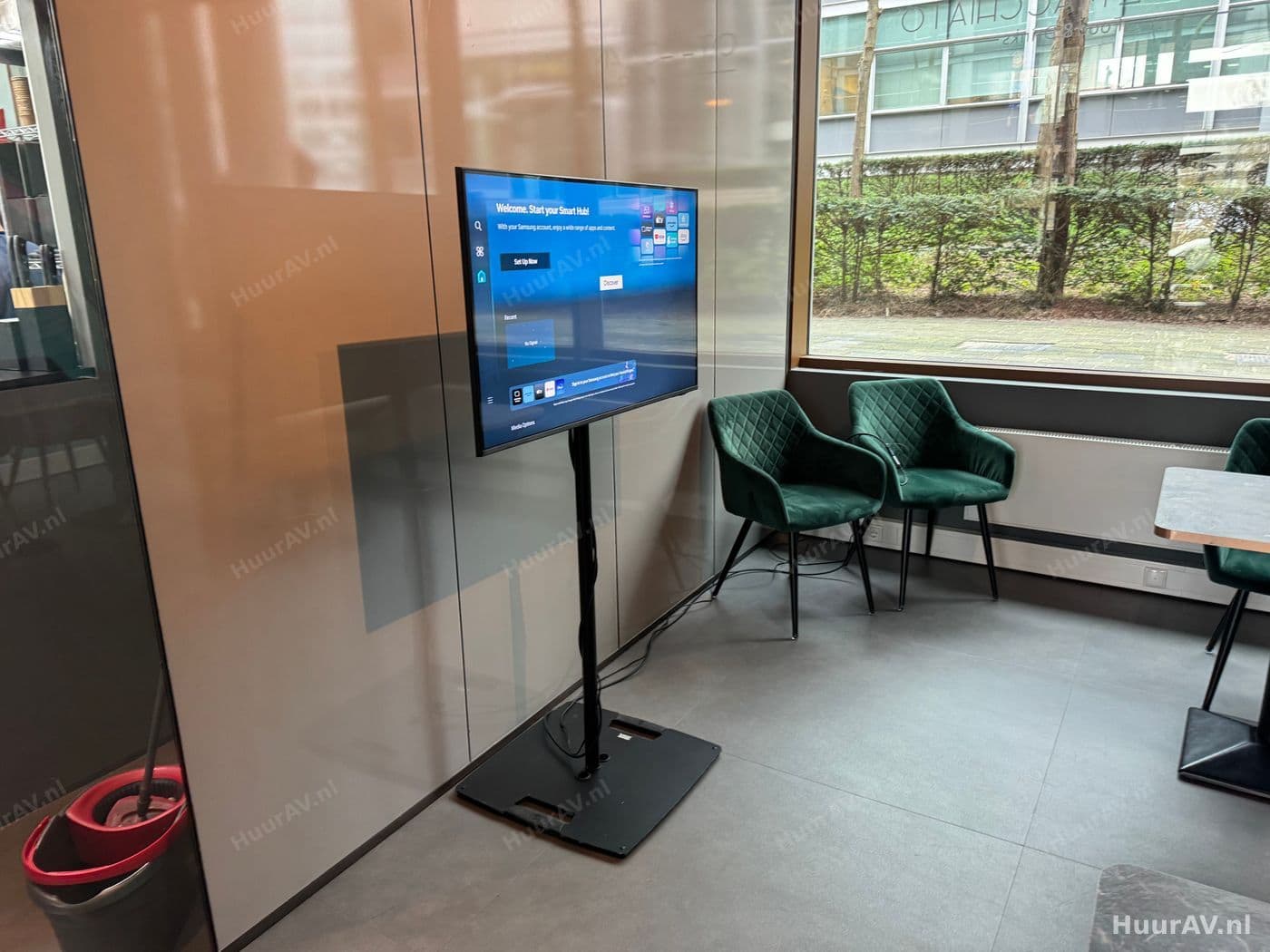 Paneldiscussie aan een tafel met microfoons voor de gasten en een luisterend publiek