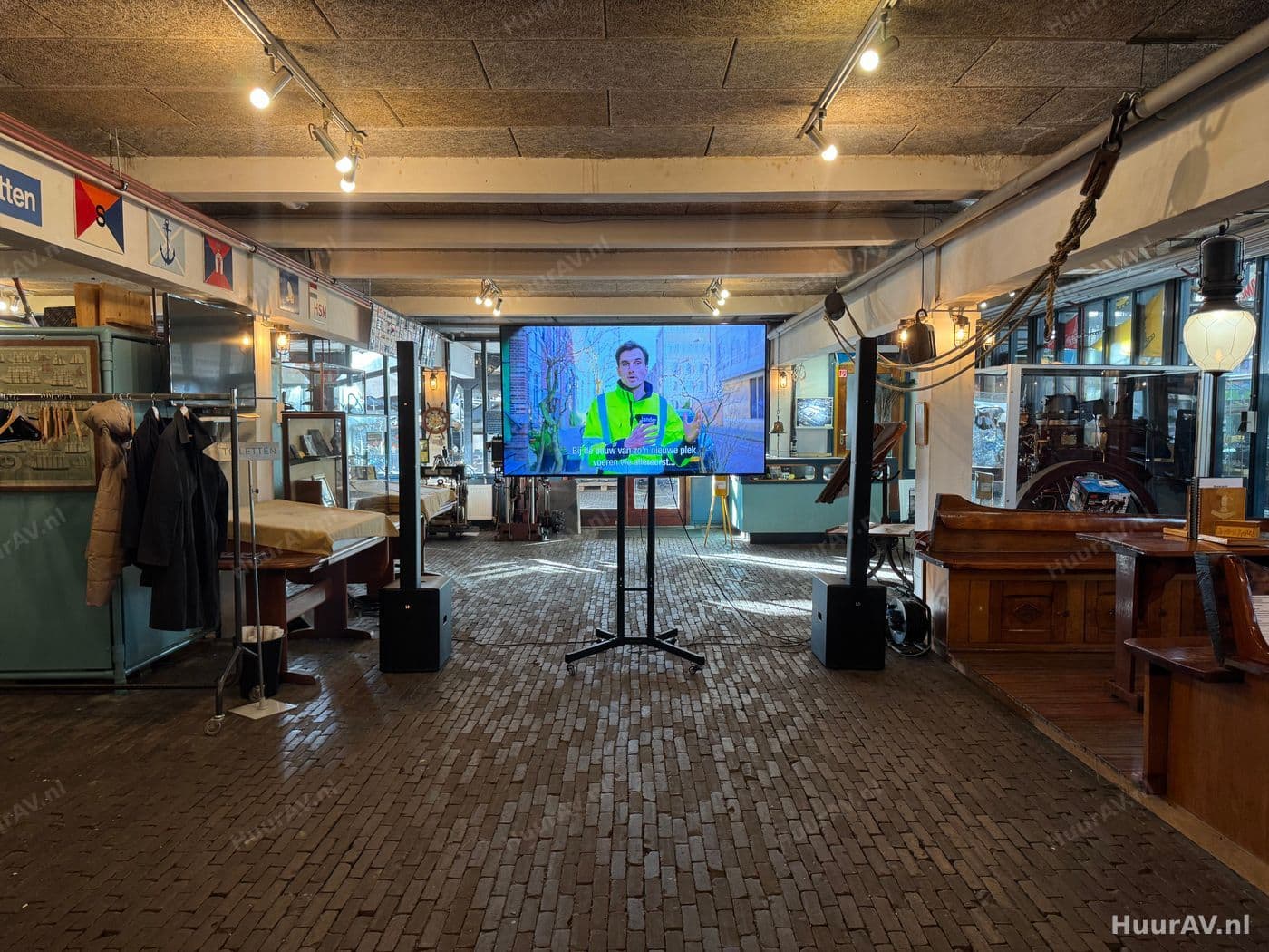 Groot scherm met projectie tijdens een zakelijke presentatie