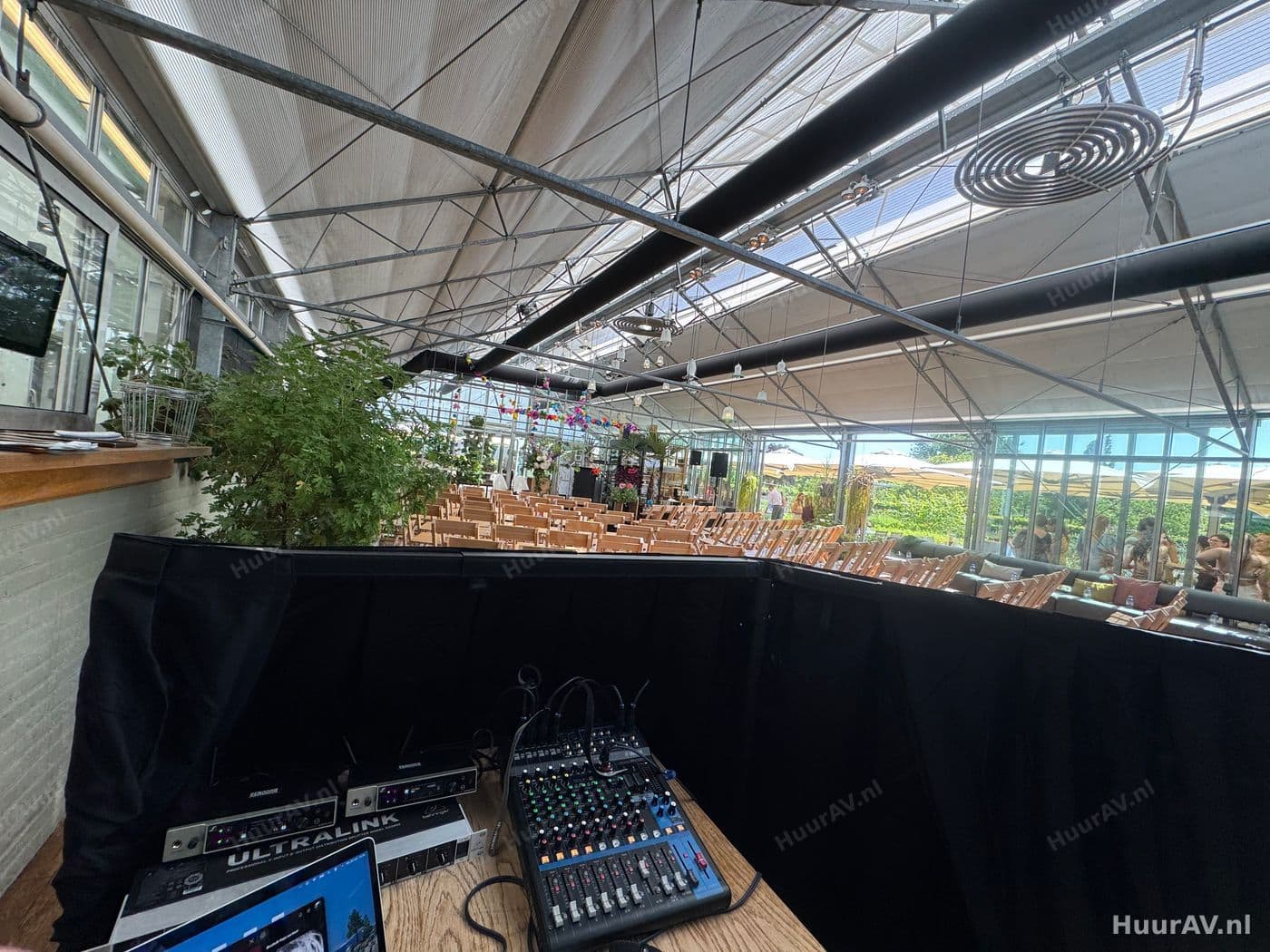 Geluidstechnicus achter een mengpaneel tijdens een evenement