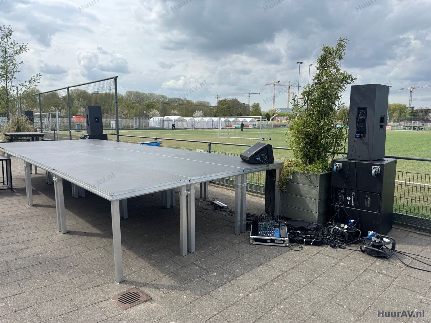 Line-array speakers en mengpaneel tijdens de opbouw van een evenement