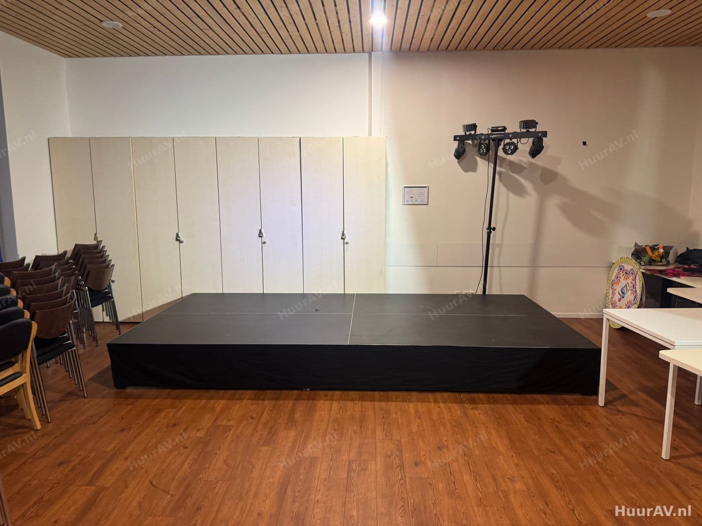 Verzorgd podium met showverlichting voor een awardshow