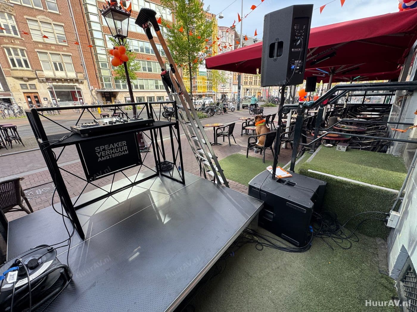 Opgebouwde geluids- en lichtinstallatie op een eventlocatie