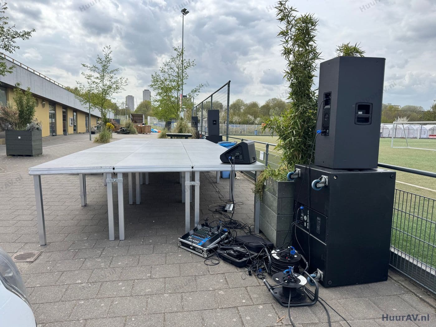 Technici tijdens opbouw en test van geluid en beeld
